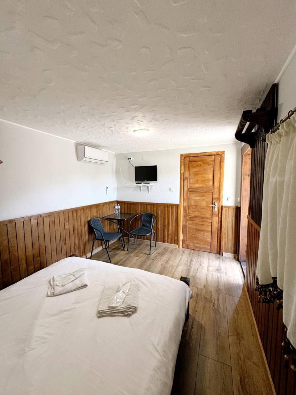 Hotel Orlyne Gnizdo Chernivtsi Habitación foto